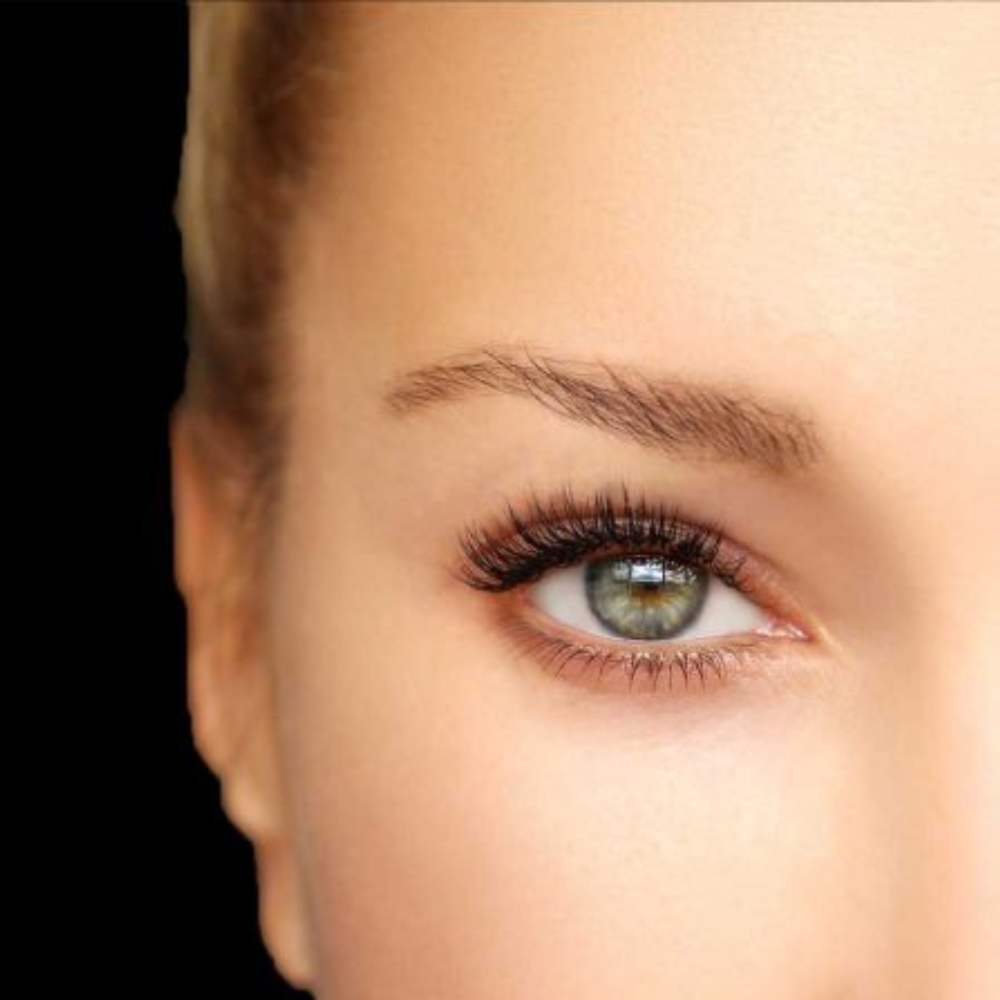 Gros plan sur un œil vert après blépharoplastie esthétique